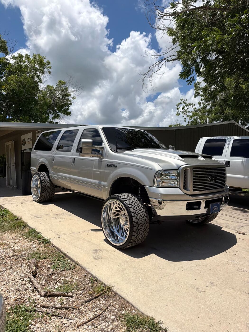 Ford Excursion exterior